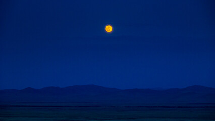 モンゴル　ホスタイ公園　満月の夜
