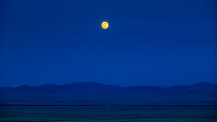 モンゴルの草原と満月　ホスタイ国立公園