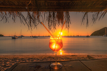 Cocktail avec un coucher de soleil à La Grande Anse d'Arlet à La Martinique, mer des Caraïbes,...