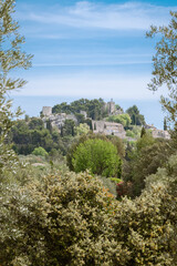 Village Provençal d'Eygalières dans les Alpilles, village perché au milieu des champs d'oliviers près de Arles et des Baux de Provence. Sud de la France.	