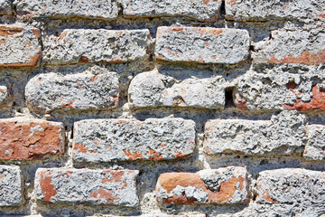 Detailaufnahme von einer alten Ziegelmauer.