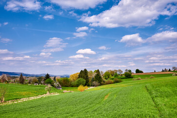 Idyllische Landschaft in der Fränkischen Schweiz mit schönem Wolkenhimmel, Deutschland
