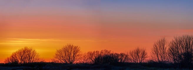 Fototapeta na wymiar Ines Rügen Panoramablick auf den orangenen Sonnenuntergang am Strand der Nordwest-Halbinsel Wittow von Rügen an der Ostsee.
