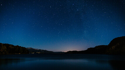 Fototapeta na wymiar Lago Nahuel Huapi nocturno