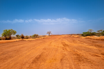 Fototapeta na wymiar construction de la voie de chemin de fer dans la banlieue de Dakar au Sénégal en Afrique de l'Ouest