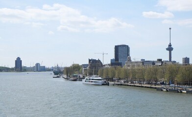 Bateaux dans le port de Rotterdam vu depuis le pont Erasme (Pays-Bas), quelques buildings célèbres sont visibles à l'arrière plan