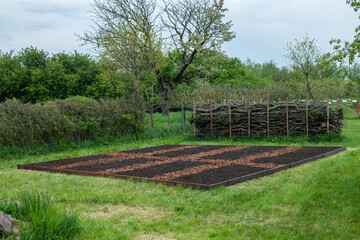 Fototapeta na wymiar Ein neues Beet im Garten auf einer Rasenfläche anlegen, No Dig gardening method, 