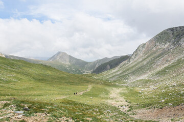 Fototapeta na wymiar Paysage de montagne, dans une vallée, Pyrénées espagnoles