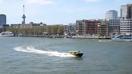 Poster Bateau-taxi qui navigue sur le fleuve Meuse, au niveau du port de Rotterdam aux Pays-Bas, le plus grand port d'Europe © Pixel Oasis
