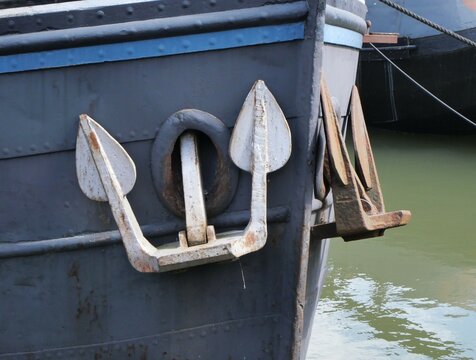 D&eacute;tail des ancres d'un vieux bateau fluvial &agrave; la coque m&eacute;tallique peinte en noir et bleu, arr&ecirc;t&eacute; dans un port