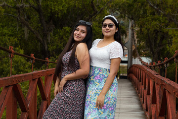 Retrato de  mujeres blancas,romance,amigas y naturaleza, vacaciones o viaje de verano, gafas de sol...
