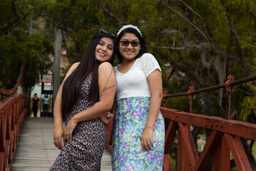 Retrato de  mujeres blancas,romance,amigas y naturaleza, vacaciones o viaje de verano, gafas de sol...