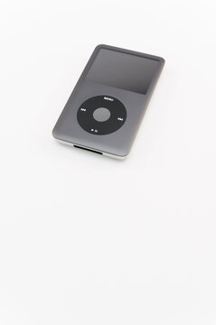 immagine editoriale illustrativa di periferica vintage Apple ipod Classic con sfondo bianco