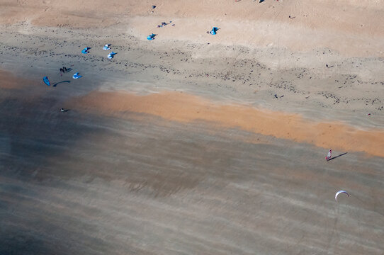 vue a&eacute;rienne de kyte surfers sur la plage d'Etel dans le  Morbihan en France