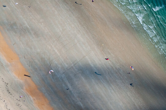 vue a&eacute;rienne de kyte surfers sur la plage d'Etel dans le  Morbihan en France