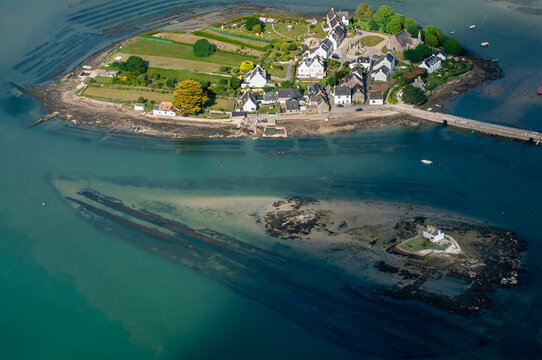 vue a&eacute;rienne de Saint Cado dans la rivi&egrave;re d'Etel dans le  Morbihan en France