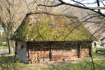 Stara chata kryta gontem © Grzegorz