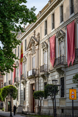 Las calles de Oviedo, España, se llenan de las estatuas que celebran gente y momentos importantes...