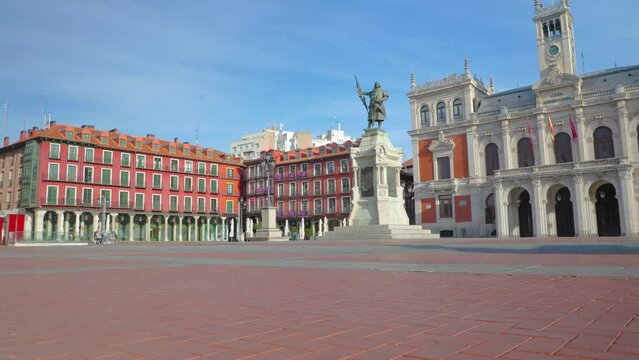 Plaza Mayor de Valladolid, Espa&ntilde;a, con la fachada del ayuntamiento y la estatua del Conde Pedro Ans&uacute;rez
