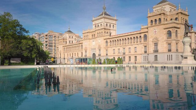 Fachada de la Academia de Caballer&iacute;a de Valladolid reflejada en la fuente de la plaza Zorrilla
