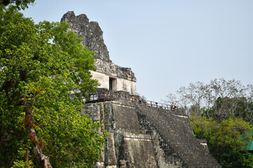 Fototapeta na wymiar Templo II o Templo de las Mascaras. Sitio Arqueológico en Peten. Tikal, Guatemala. Espacio para texto al lado derecho.