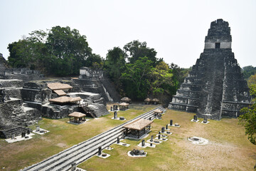 Templo I o Gran Jaguar en la Gran Plaza Central. Arquitectura Maya Antigua. Tikal, Guatemala. Espacio para texto al lado Izquierdo.