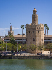 Sevilla vista del rio Guadalquivir torre del Oro y Giralda 
