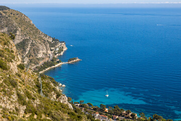 Vue depuis les pentes du Mont Bastide sur l'Isoletta, petite &icirc;le dans les eaux cristallines pr&egrave;s d'Eze-Bord-de-Mer