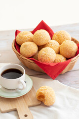 p&atilde;o de queijo com caf&eacute;