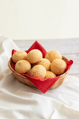 pão de queijo na cesta