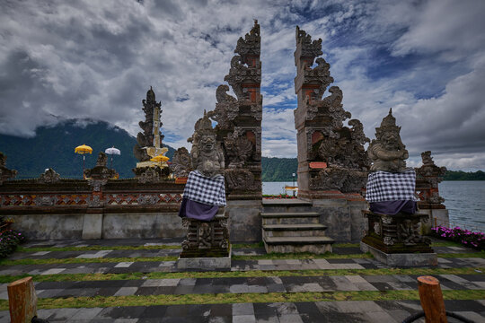 Pura Ulun Danu Beratan (Pura Ulun Danu Bratan or Pura Bratan ) which is a major Hindu Shaivite temple in Bali on the shores of lake Bratan .