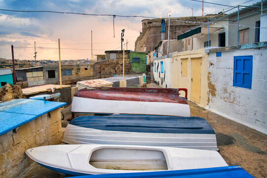 La Valletta, Malta: Wuestenwinds beach village with  a collection of small whitewashed fisherman's huts and offers good views across to Fort Ricasoli and Villa Bighi