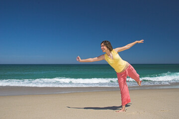 Fototapeta na wymiar Beautiful woman making poses in the beach
