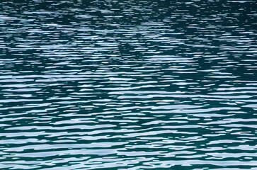 Agua de laguna en movimiento