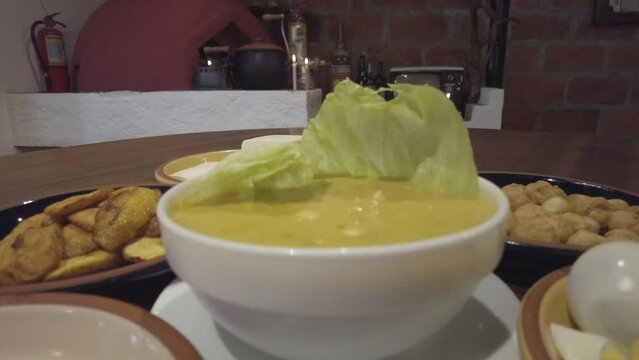 Gastronom&iacute;a de Ecuador, Fanesca, local rustico, restaurante con elementos para peparar comida tradicional