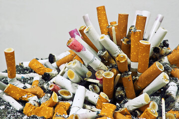 People do not protect the health. It is sad that smoke women.