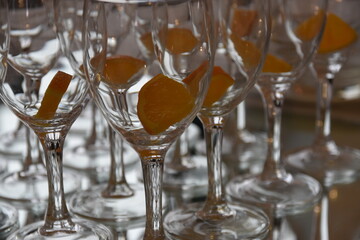 Calici con fetta di arancia