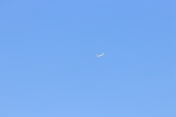 大空に飛ぶグライダーの翼