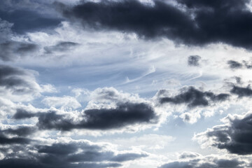 Obraz premium the sun iluminates, and the clouds cover the sun