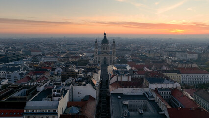 Obraz premium Stunning Sunrise, Aerial View Shot of Budapest city skyline, St. Stephens Basilica (Szent Istvan-bazilika) in the early morning. Hungary