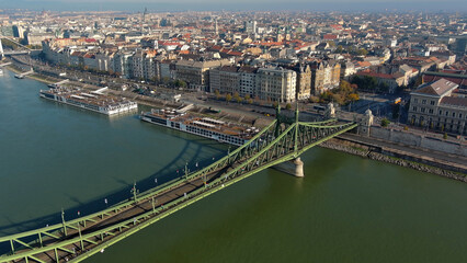Naklejka premium Aerial view of Budapest Szabadsag hid (Liberty Bridge or Freedom Bridge), connects Buda and Pest across the River Danube