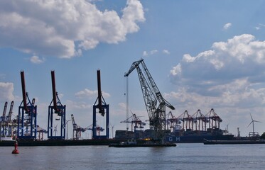 Obraz premium Kräne im Hafen Hamburg