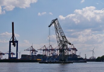 Obraz premium Industrie im Hafen Hamburg mit Kränen