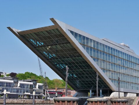 Glaspalst als B&uuml;rogeb&auml;ude am Hamburger Elbufer