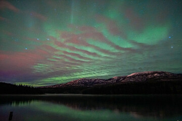 Fototapeta na wymiar Reflections Under the Northern Sky: Aurora over Chadburn Lake