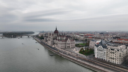 Obraz premium Establishing Aerial View Shot of Budapest, Hungarian Parliament Building during a cloudy day, Hungary