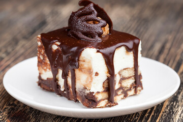Creamy cheesecake with chocolate and cookies