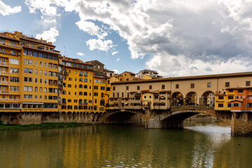 Fototapeta na wymiar Landmark of Florence: Vecchio Bridge.