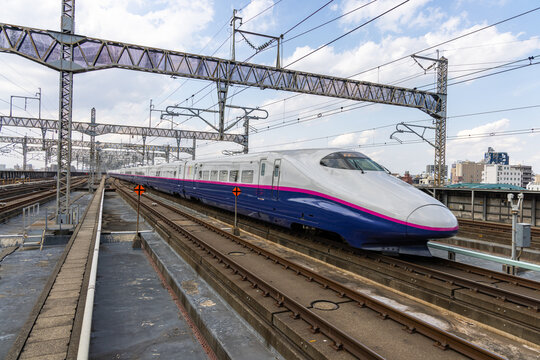 大宮駅に入線するE2系新幹線