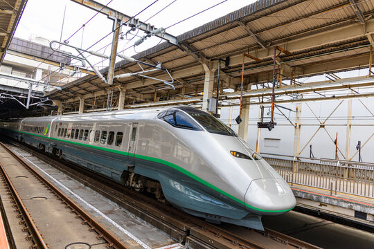大宮駅に入線するE3系新幹線